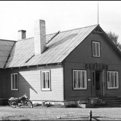 Nurste kauplus, ehitatud tarvitajate ühingu "EDU" poolt 1923.a. - sissekäik vana maantee poolt (foto 1964)